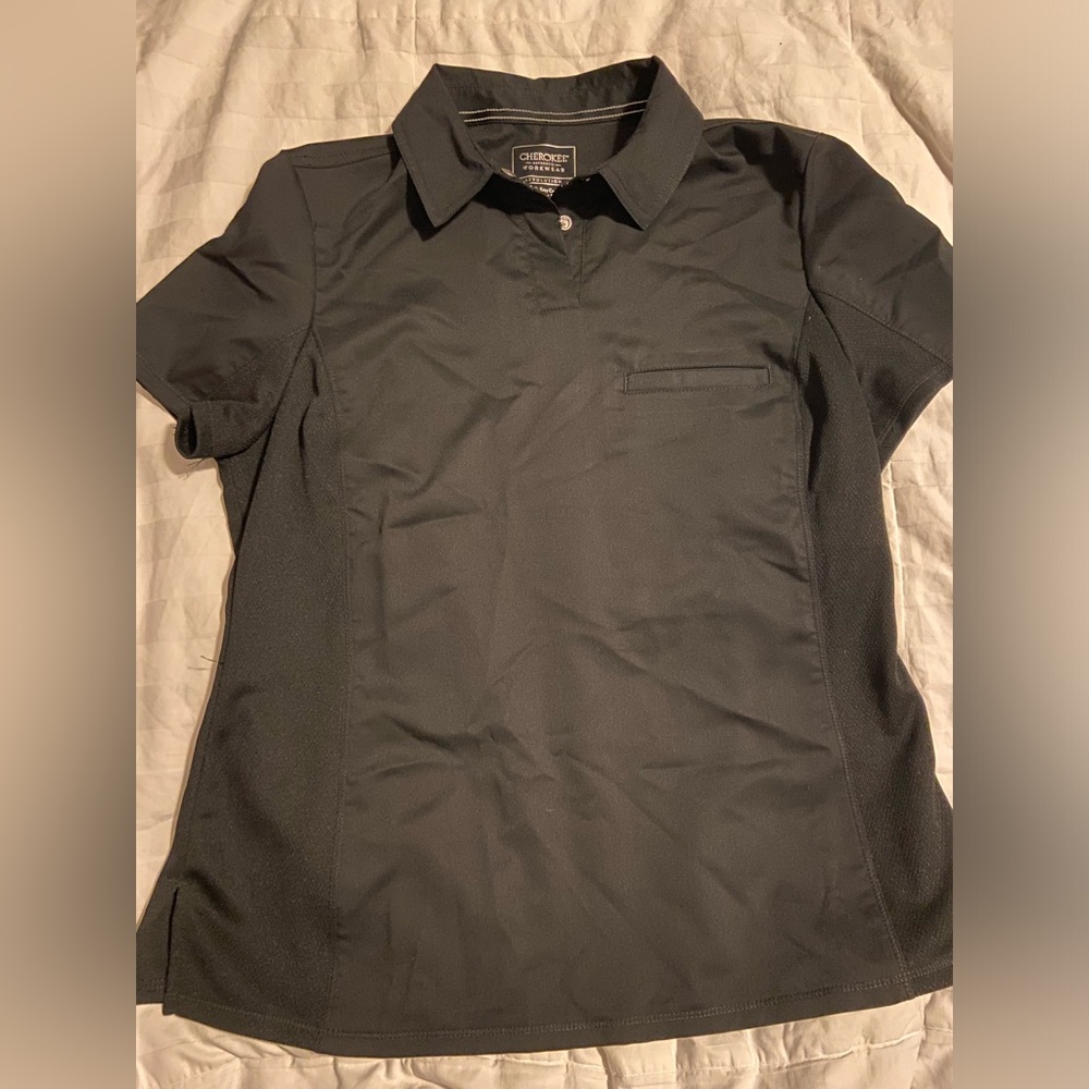 Cherokee scrub top, women’s size small -NEW